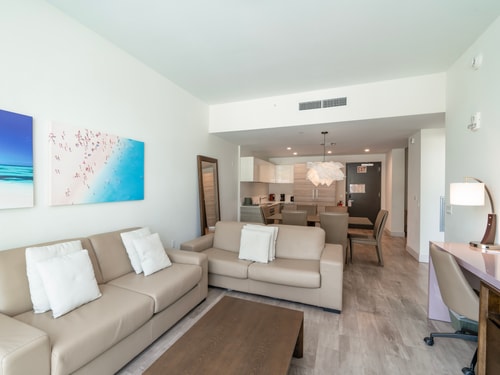 CH-Luxury 1BR plus den Condo w/ rooftop bar & ocean view, steps from the beach-59080 4 Cielo Stays