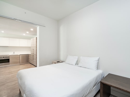 CH-Luxury 1BR plus den Condo w/ rooftop bar & ocean view, steps from the beach-59080 45 Cielo Stays