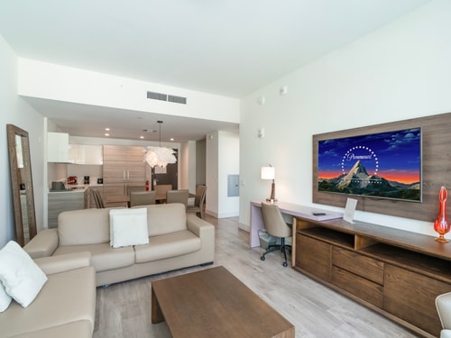 CH-Luxury 1BR plus den Condo w/ rooftop bar & ocean view, steps from the beach-59080 2 Cielo Stays