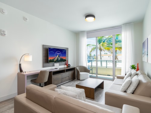 CH-Luxury 1BR plus den Condo w/ rooftop bar & ocean view, steps from the beach-59080 1 Cielo Stays