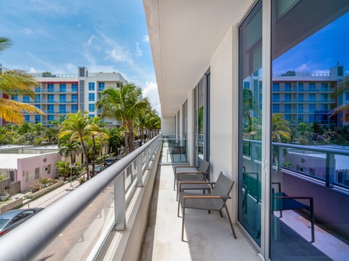 CH-Luxury 1BR plus den Condo w/ rooftop bar & ocean view, steps from the beach-59080 29 Cielo Stays