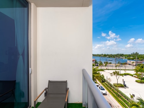 CH Luxury Condo with Relaxing Water View-CS13 15 Cielo Stays