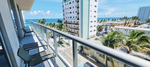 Luxury One Bedroom w Den & Partial Ocean View - CS21 2 Cielo Stays