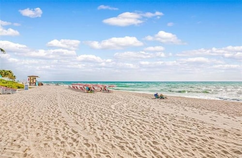 À beira-mar 1BR | Sem taxas | Acesso à piscina e à praia CS60 20 Cielo Stays