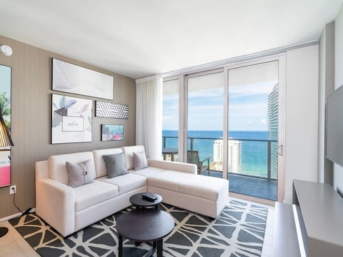 Oceanview Escape | Balcony +Resort Pool & Gym-CS47 2 Tamesys Departamentos