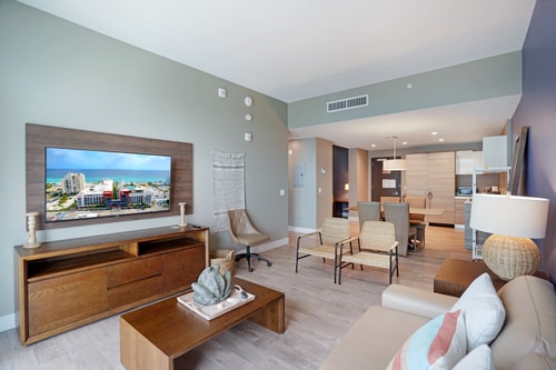 Luxury One Bedroom w Den & Partial Ocean View - CS21 5 Cielo Stays