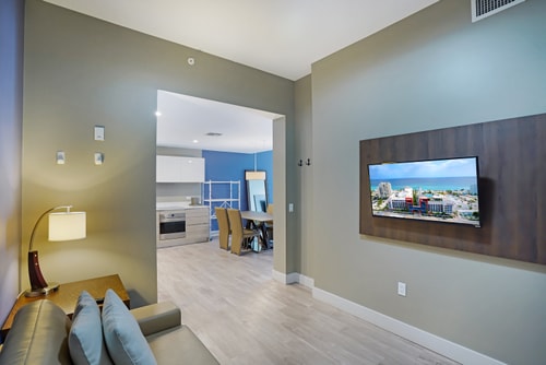 Luxury One Bedroom w Den & Partial Ocean View - CS21 7 Cielo Stays