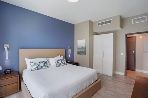 Luxury One Bedroom w Den & Partial Ocean View - CS21 3 Cielo Stays