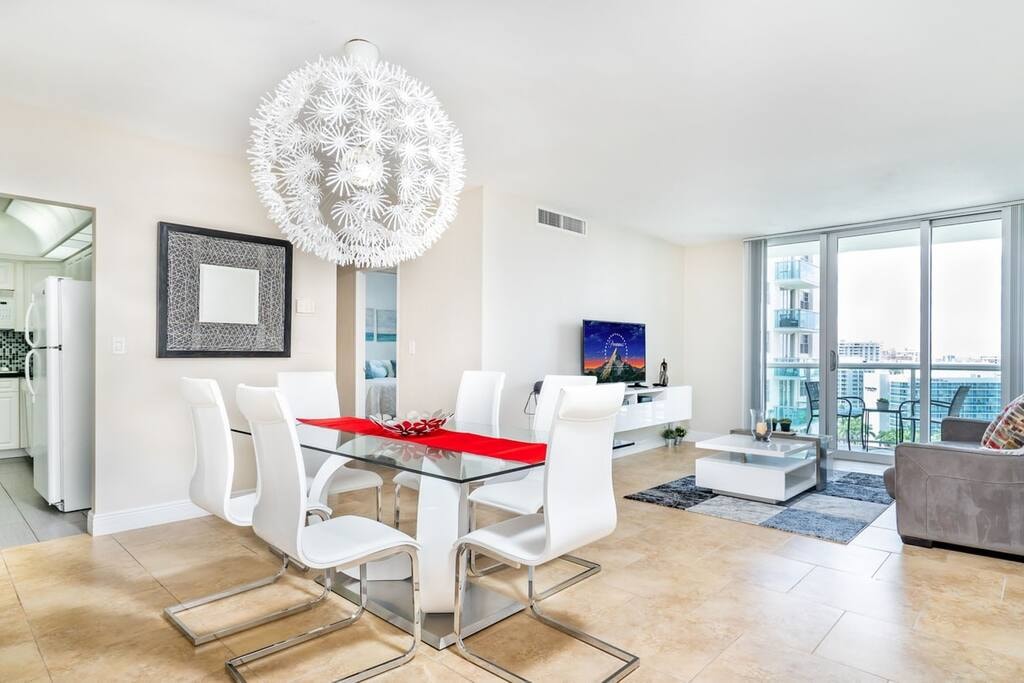 Charming High-Floor Condo |The Tides|No Fees-CS54 1 Cielo Stays