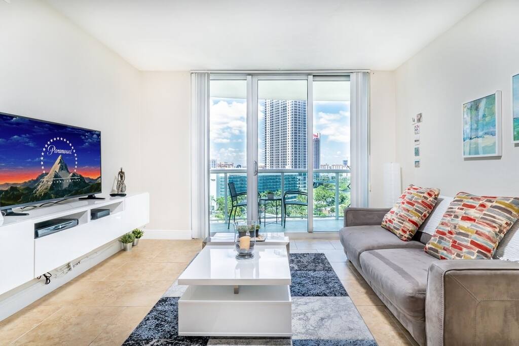 Charming High-Floor Condo |The Tides|No Fees-CS54 3 Cielo Stays