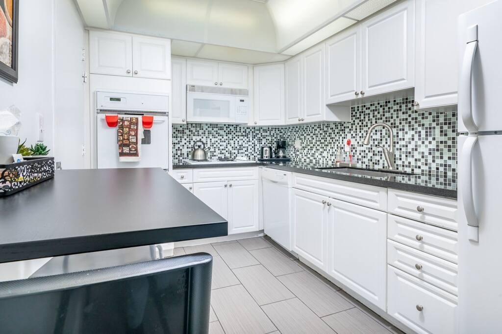 Charming High-Floor Condo |The Tides|No Fees-CS54 7 Cielo Stays