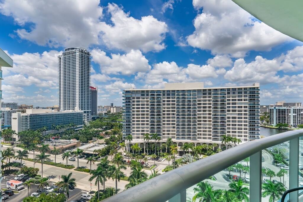 Charming High-Floor Condo |The Tides|No Fees-CS54 13 Cielo Stays