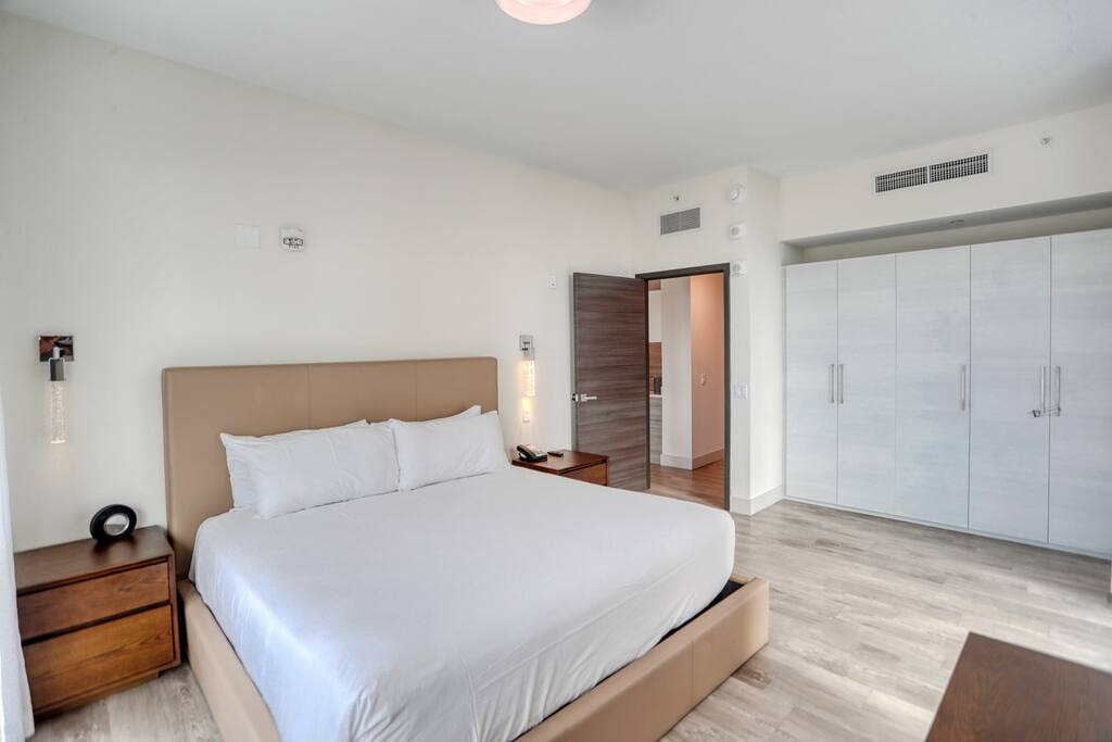 Luxury Corner unit with Wraparound Ocean Balcony Style-CS6 23 Cielo Stays