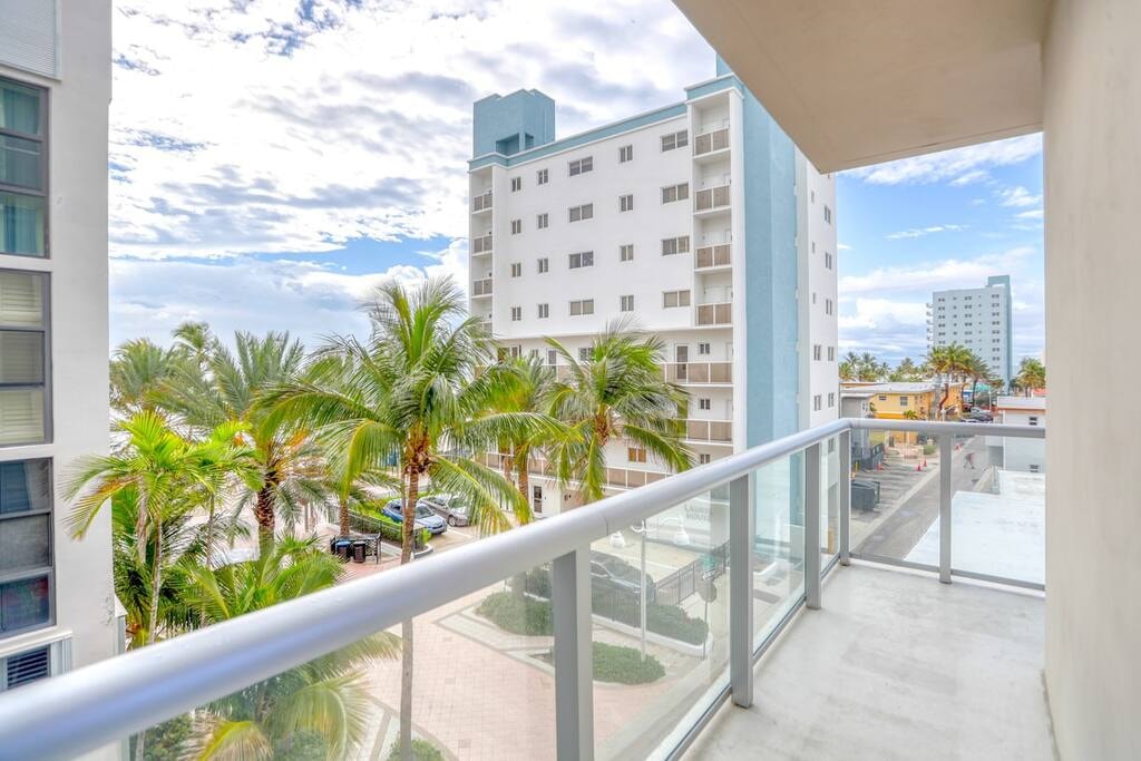 Luxury Corner unit with Wraparound Ocean Balcony Style-CS6 26 Cielo Stays