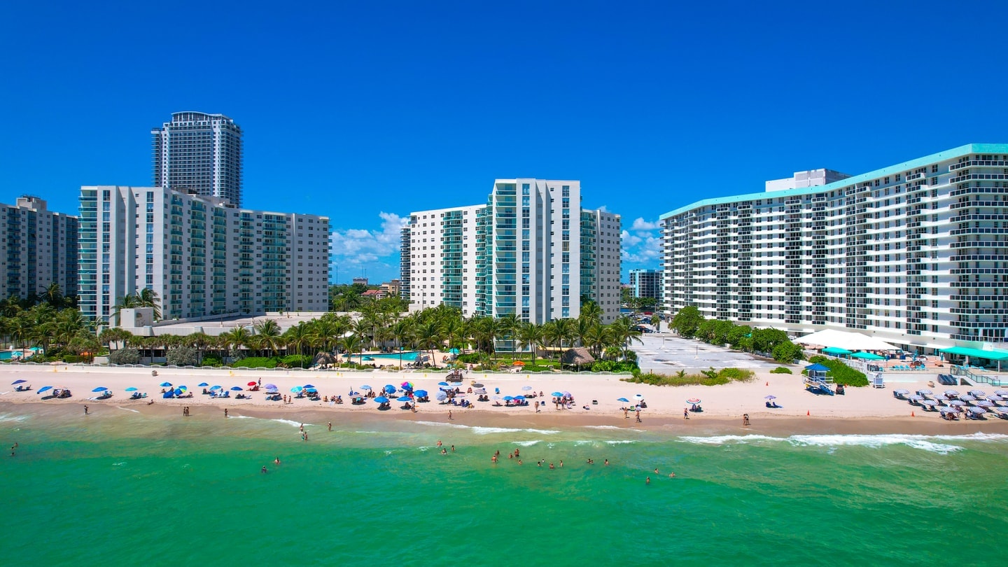 Charming High-Floor Condo |The Tides|No Fees-CS54 22 Cielo Stays