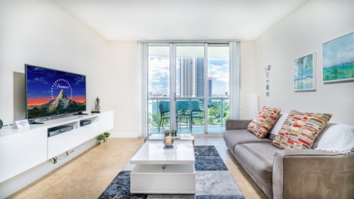 Charming High-Floor Condo |The Tides|No Fees-CS54 Cielo Stays