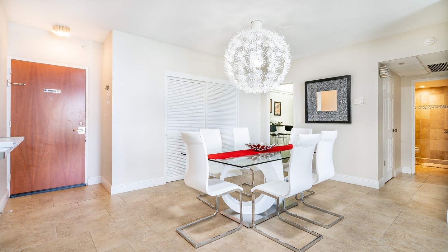 Charming High-Floor Condo |The Tides|No Fees-CS54 18 Cielo Stays