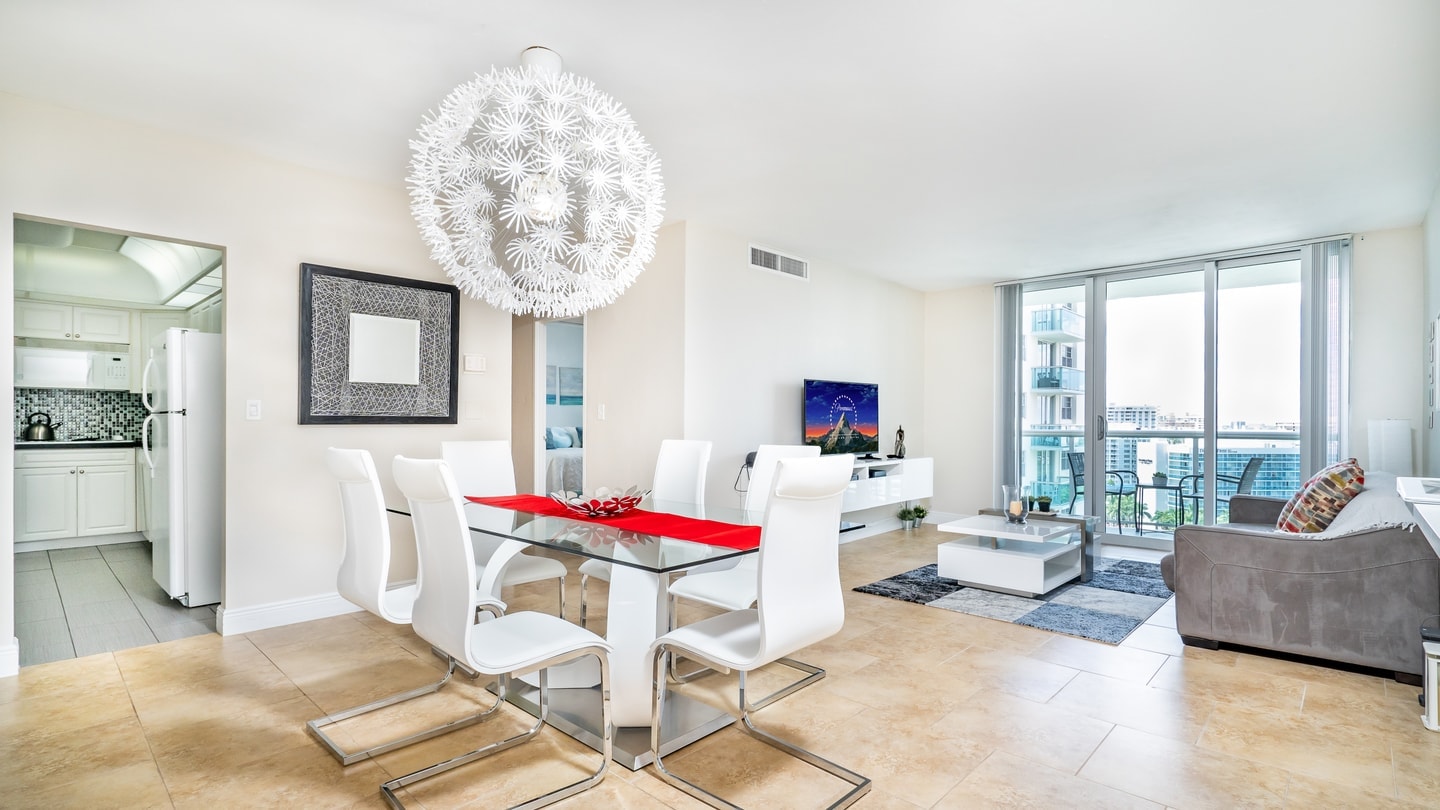 Charming High-Floor Condo |The Tides|No Fees-CS54 6 Cielo Stays