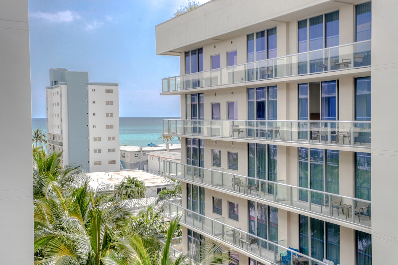 Luxe Ocean Breeze Condo met balkon in CH-CS22 20 Cielo Stays