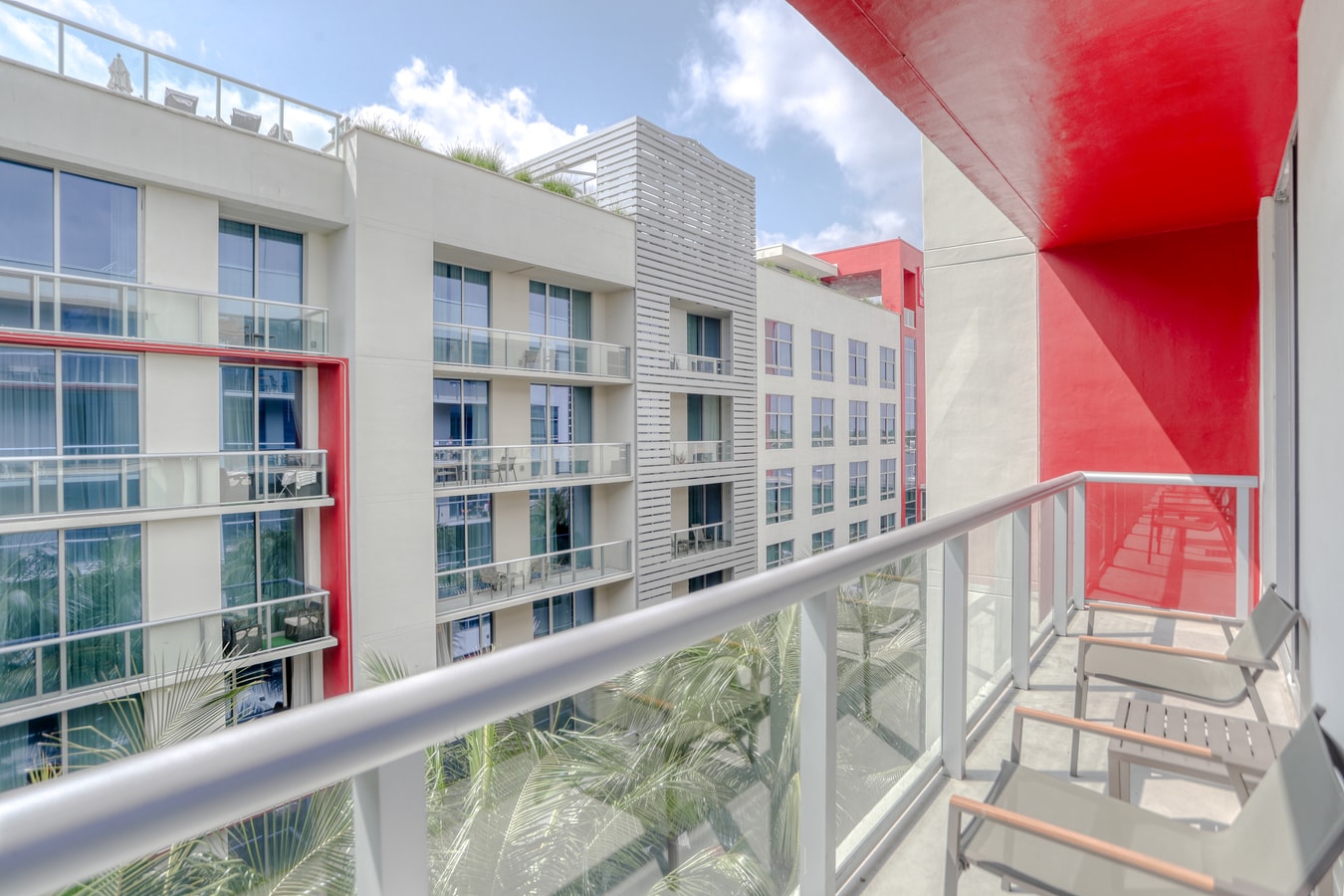 Luxe Ocean Breeze Condo met balkon in CH-CS22 9 Cielo Stays
