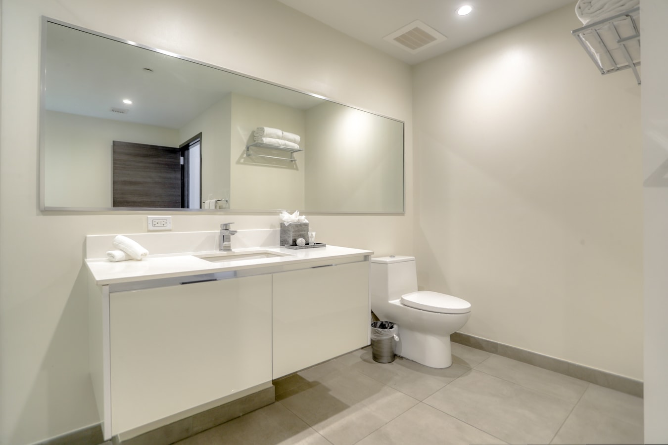 Luxe Ocean Breeze Condo met balkon in CH-CS22 6 Cielo Stays