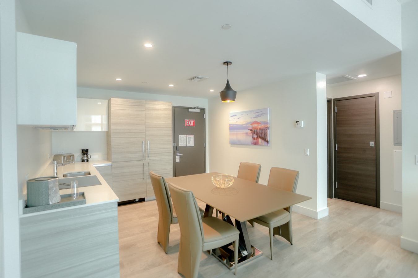 Luxe Ocean Breeze Condo met balkon in CH-CS22 12 Cielo Stays