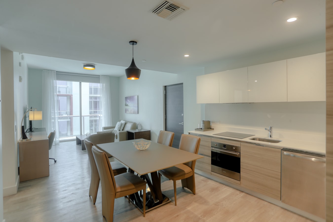 Luxe Ocean Breeze Condo met balkon in CH-CS22 13 Cielo Stays