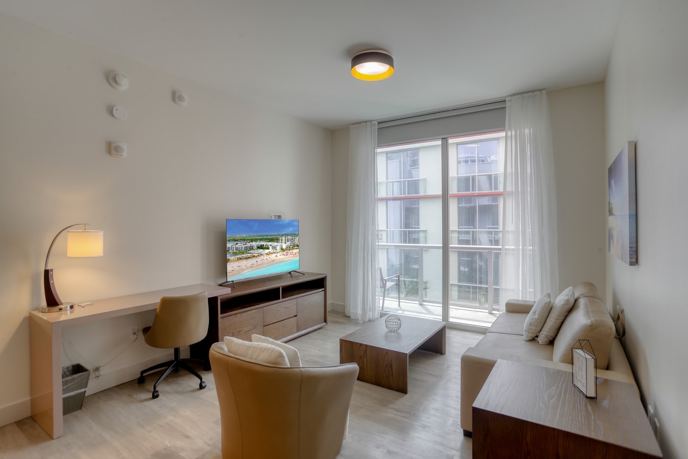 Luxe Ocean Breeze Condo met balkon in CH-CS22 14 Cielo Stays