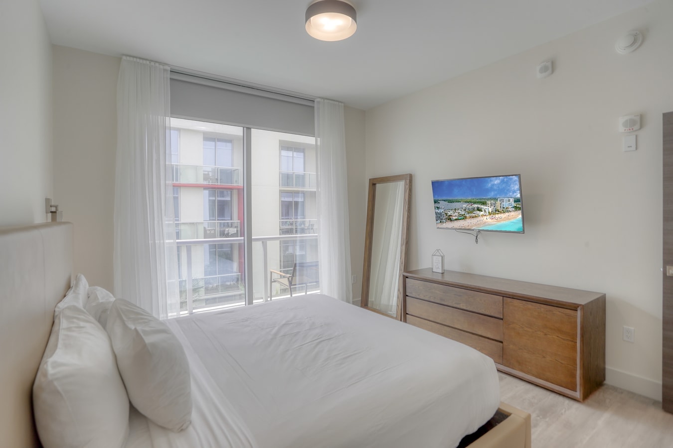 Luxury Ocean Breeze Condo W/ Balcony at CH-CS22 27 Cielo Stays