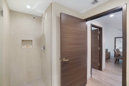 CH Condomínio grande de luxo e vista parcial para o mar - CS2 18 Cielo Stays