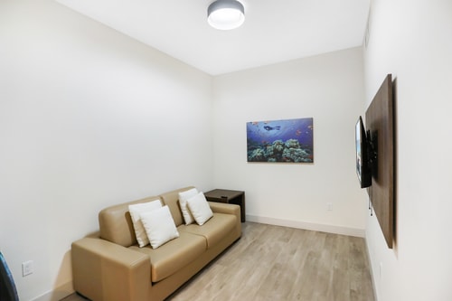 Condomínio elegante com sala de estar e vista parcial para o mar - CS20 7 Cielo Stays