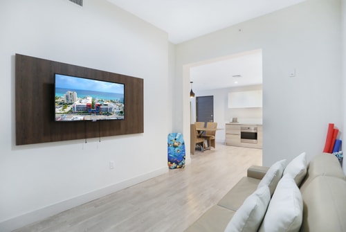 Condomínio elegante com sala de estar e vista parcial para o mar - CS20 5 Cielo Stays