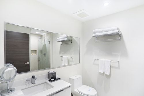 Condomínio elegante com sala de estar e vista parcial para o mar - CS20 13 Cielo Stays