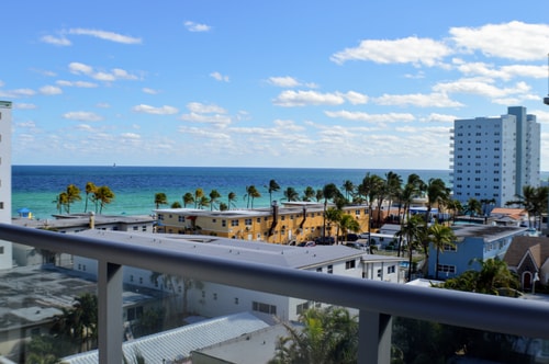 Elegante apartamento con estudio y vista parcial al mar-CS20 Cielo Stays