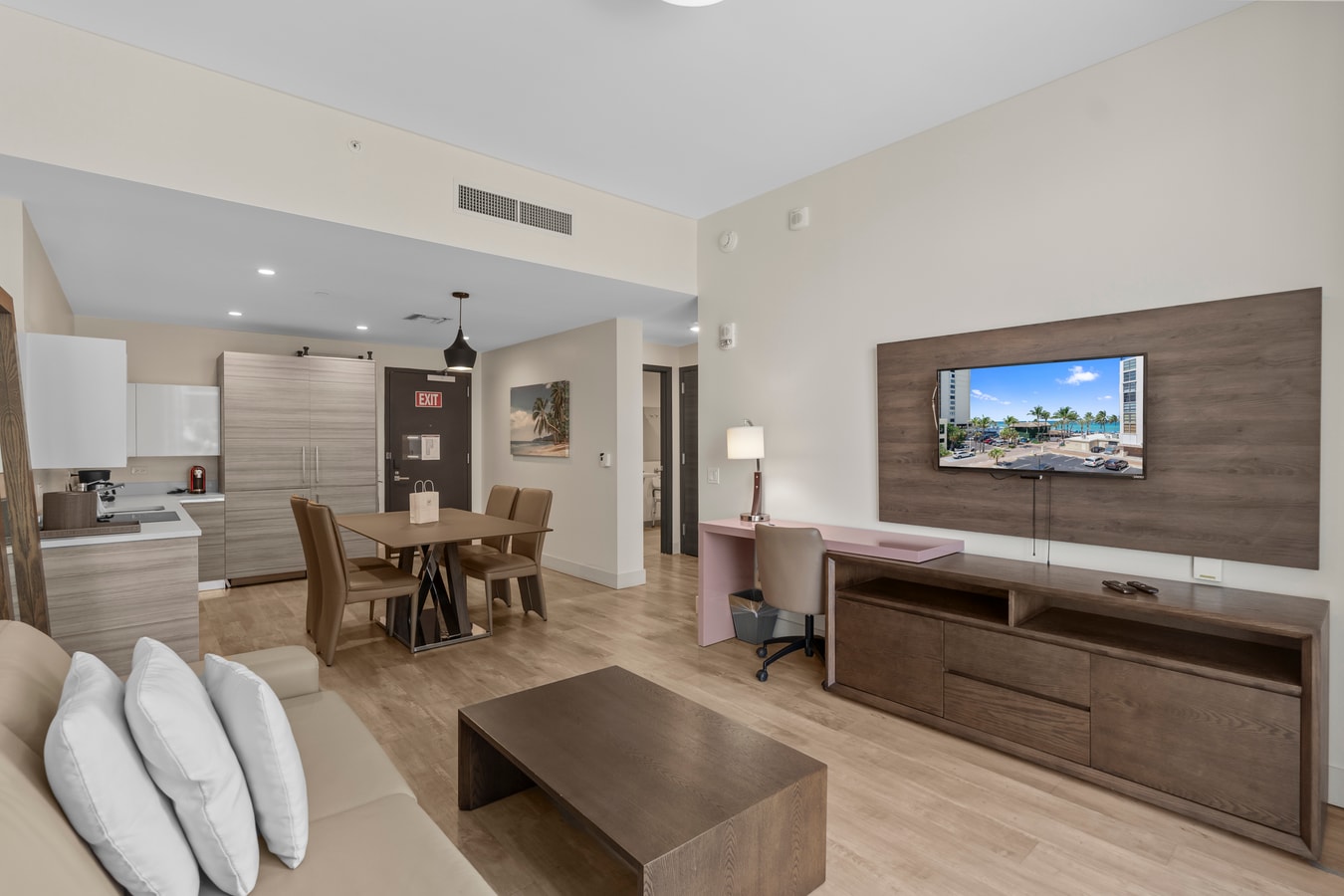 Gezellig 1BR Condo met gedeeltelijk uitzicht op zee, Costa Resort-CS5 8 Cielo Stays