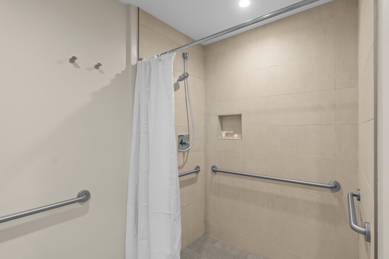Gezellig 1BR Condo met gedeeltelijk uitzicht op zee, Costa Resort-CS5 15 Cielo Stays