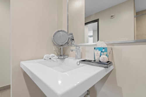 Accessible 1BR Condo w/ Partial Ocean View, CH-CS5 20 Tamesys Departamentos