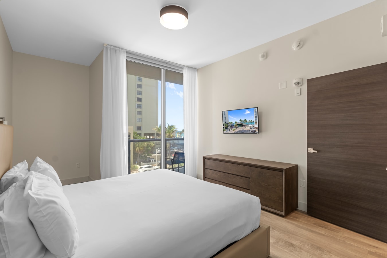 Gezellig 1BR Condo met gedeeltelijk uitzicht op zee, Costa Resort-CS5 21 Cielo Stays