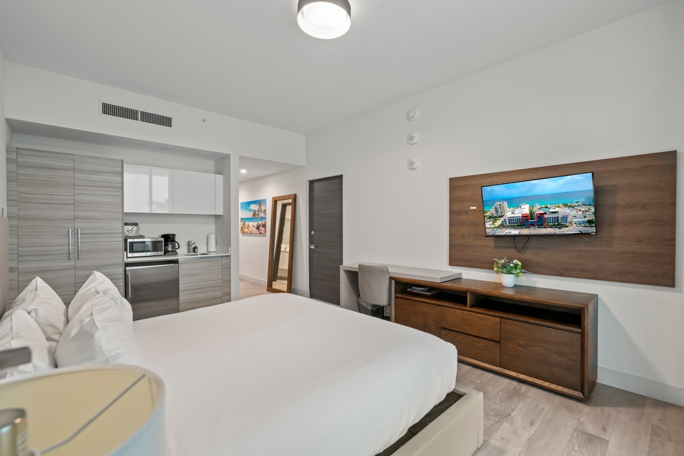 Luxury Studio W/ Balcony Steps to Beach-CS37 Cielo Stays