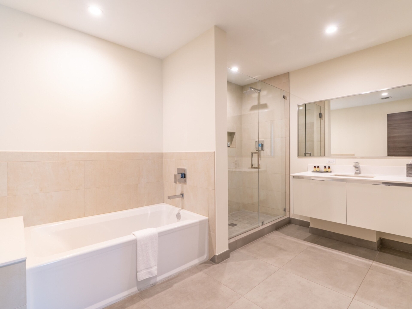 Modern Luxury Condo, Enjoy the Ocean Breeze-CS11 7 Cielo Stays