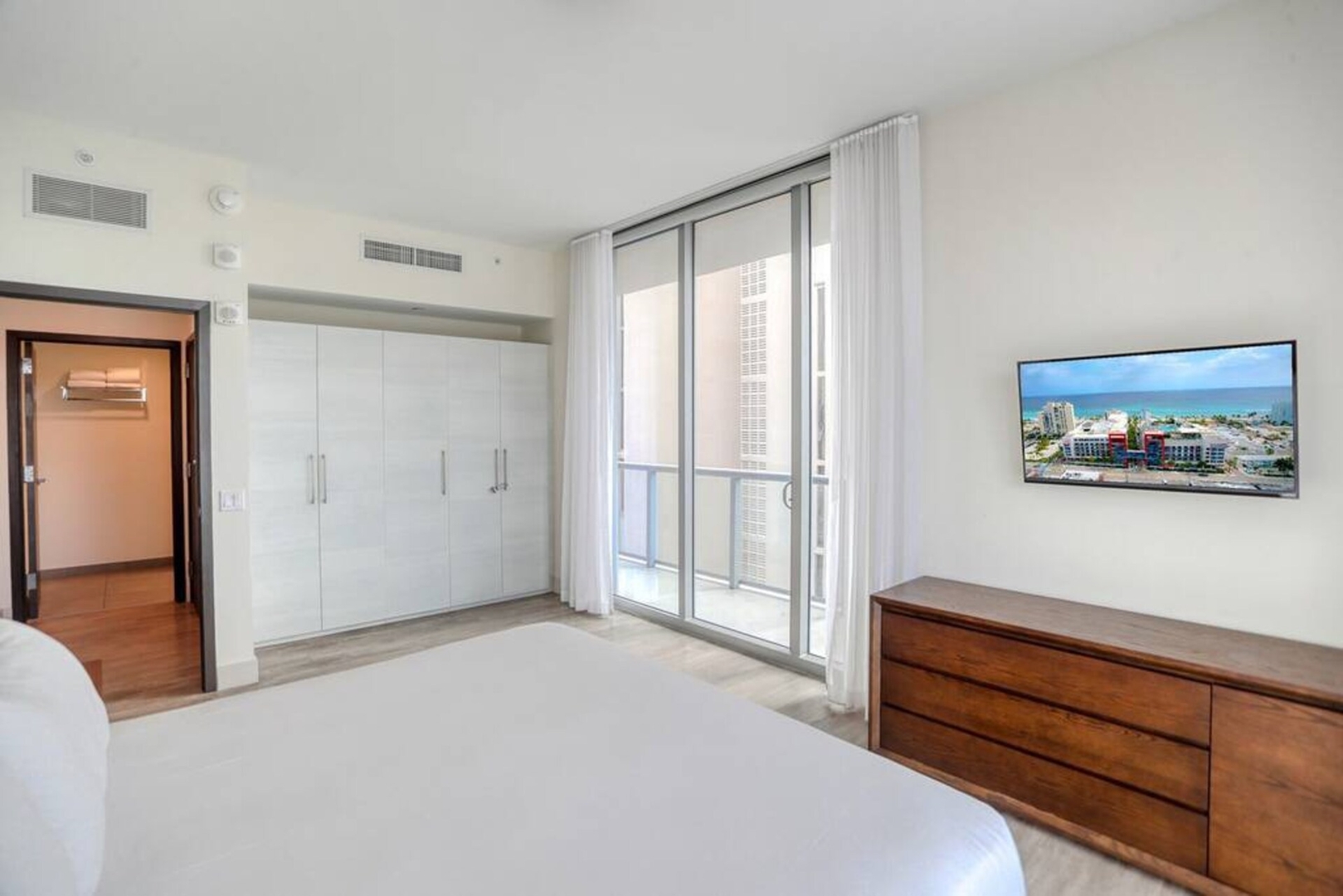 Watch the Sunrise At Your Wraparound Balcony-CS17 30 Cielo Stays
