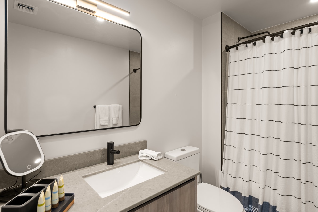 New Downtown Condo with Rooftop Pool 12 Cielo Stays