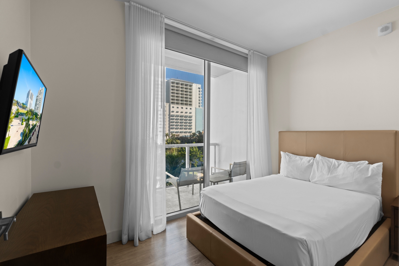 Chic 2BR Condo with Intracoastal View-CS8 22 Cielo Stays