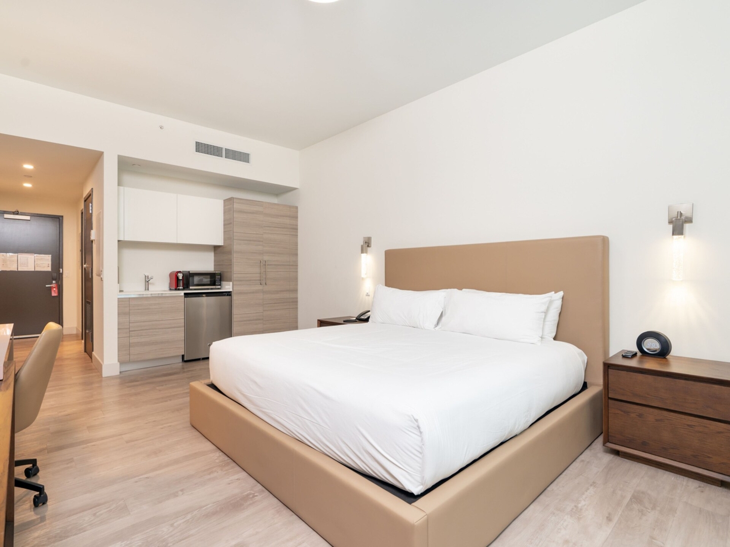 Luxury Beachside Studio w/ Rooftop Pool - CS31 4 Cielo Stays