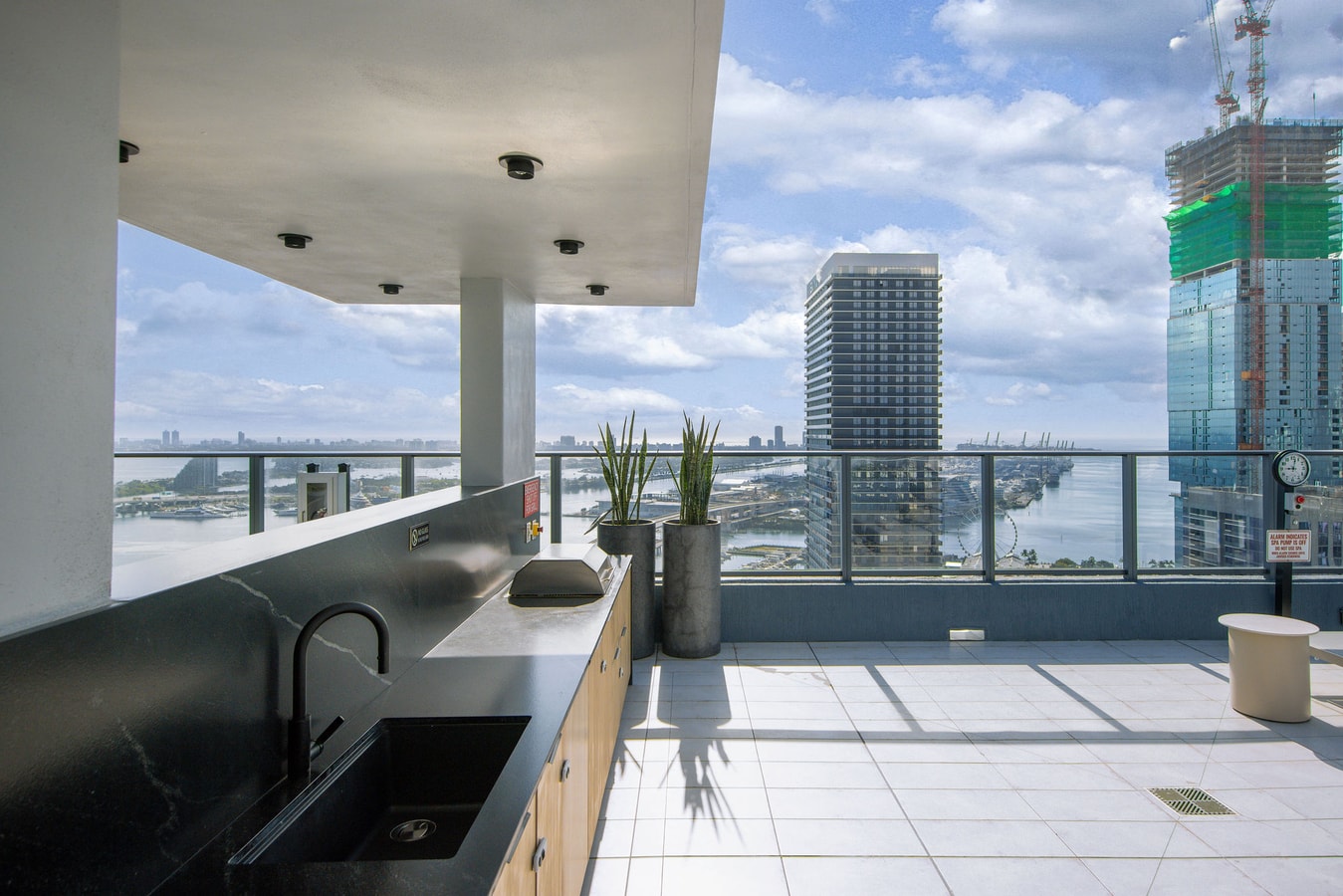 New Downtown Condo with Rooftop Pool 30 Cielo Stays