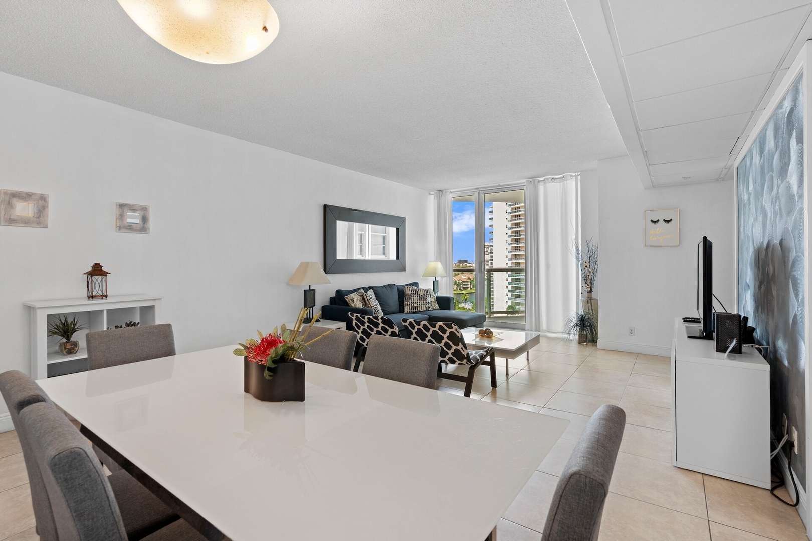 Apt w/2 Queen Beds & Canal View at Tides 9 Komffy