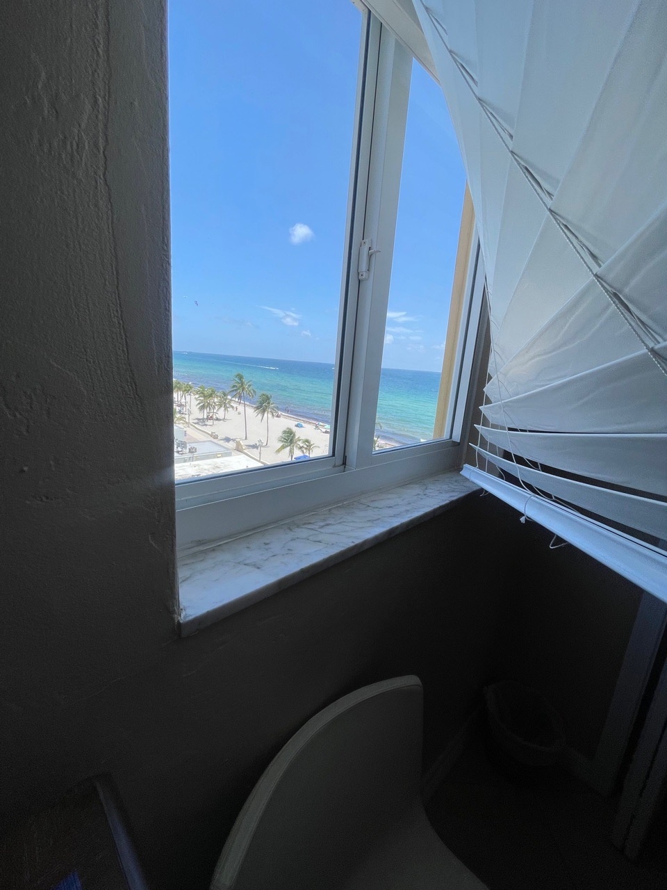 Modern Beachfront Suite at Hollywood Broadwalk 15 Komffy