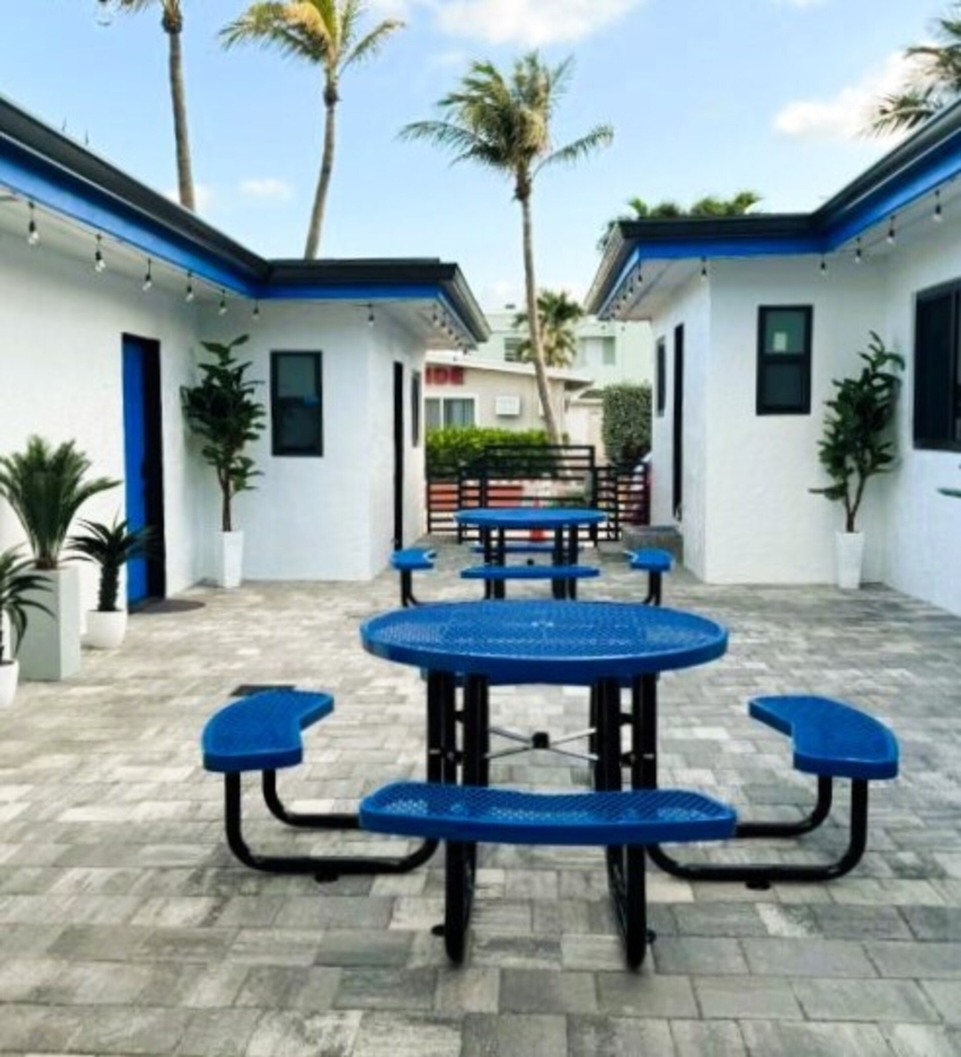 1BR Suite | 2 Queens + Kitchen + 2 Baths 5 Hollywood Sunrise Hotel