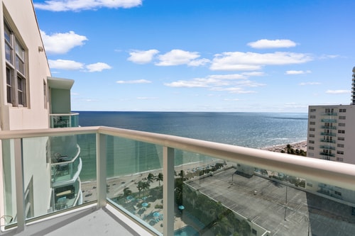 Penthouse w/ King Bed & Ocean View at Tides 10 Komffy Canada