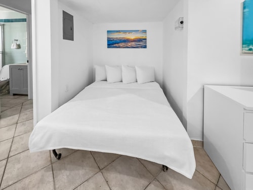 Queen Studio + Kitchenette | Beach Access 11 Komffy